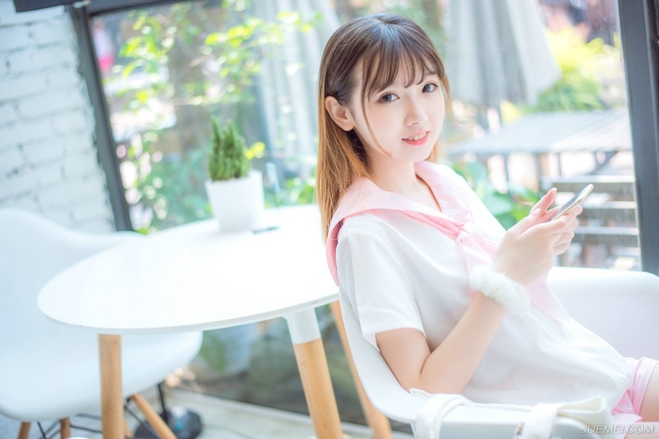 友谊和爱情之间的区别在于：友谊意味着两个人和世界，然而爱情意味着两个人就是世界。